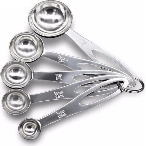 Set mit 5 Messlöffeln (Tasse, Teelöffel und Milliliter) zum Abmessen von trockenen und flüssigen Zutaten (Kaffee, Tee usw.) + Melonenausstecher (1/4)