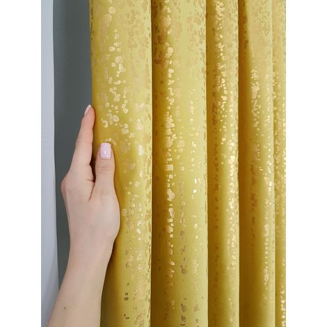 Cortina de terciopelo color mostaza decorada con lluvia dorada (1/5)