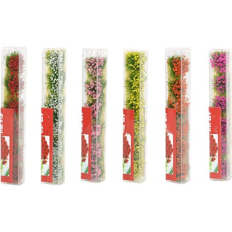 Ciuffi di fiori in miniatura in grappoli d'erba per mini case