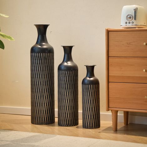 Schwarzer Metall-Solitär-Vase (50 / 66 / 83 cm), Set mit 3 dekorativen gerillten Vasen, ideal für industrielle Innenarchitektur im Wohnzimmer oder Flur, kippsichere Pflanzenvase