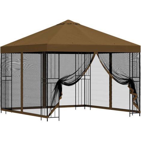 Le chalet de jardin possède des murs de 3 x 3 mètres et est construit en fibre de polyester gris-brun et en acier. (1/5)