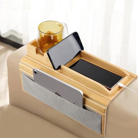 Vassoio da bracciolo per divano, tavolino da bracciolo con tasca laterale, vassoio antiscivolo in bambù naturale per divano, ideale per bevande, snack, tazze, telecomandi e telefoni.