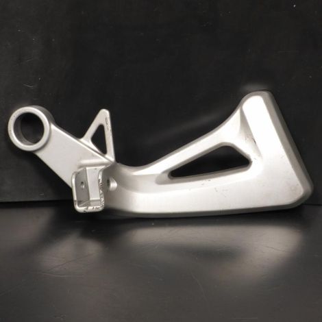 [PRODUIT D'OCCASION] Platine repose pied passager droit origine pour moto Suzuki 650 (1/2)