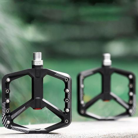 Paire de pédales de vélo noires en nylon antidérapantes, plateforme large, connecteur fileté universel pour VTT (1/5)