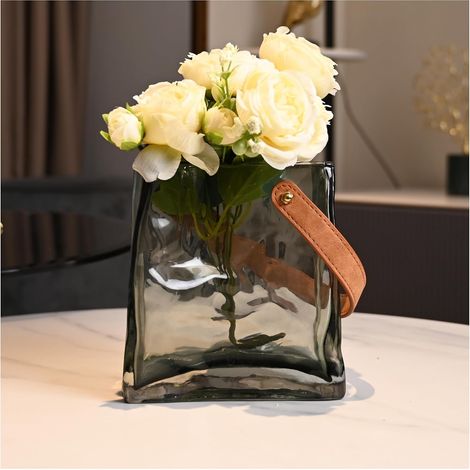 Ce vase, en verre gris épais et transparent, ressemblant à un sac à main, est un choix idéal pour la décoration intérieure. (1/4)