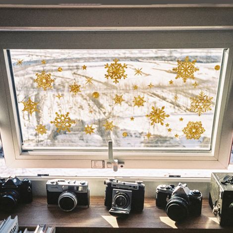 Selbstklebende Wanddekoration mit Schneeflockenmotiv, abnehmbarer goldener Aufkleber für Wohnzimmer, Schlafzimmer, Büro, Zuhause, 1 Stück. (1/3)