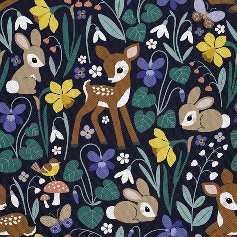 Tela decorativa Oxford para exteriores con estampado de ciervos y liebres entre flores. (1/5)