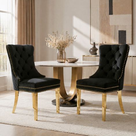 Set de 2 sillas de comedor tapizadas en terciopelo negro, con respaldo decorativo de aro y patas de metal dorado regulables, ideales para salón o cocina  CHICFURN (1/5)
