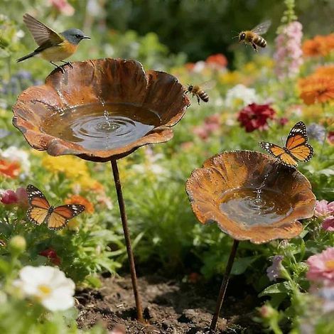 Vintage-Gartendekoration aus Metall mit floralem Muster, für Vogeltränke, Terrasse, Rasen oder Garten (2er-Set). (1/5)