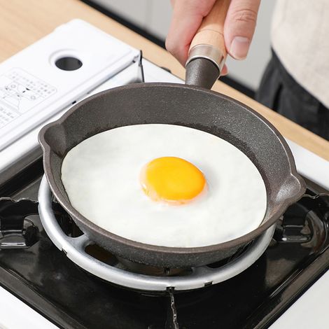 Mini poêle à frire ronde en fonte antiadhésive avec manche en bois, idéale pour les œufs, les crêpes et le petit-déjeuner. (1/5)
