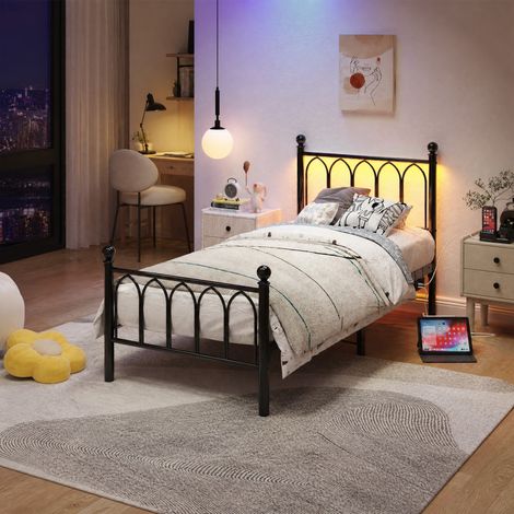 Lit 90x200 cm en métal noir avec LED, station de charge USB et prise secteur DESVIAE (1/5)