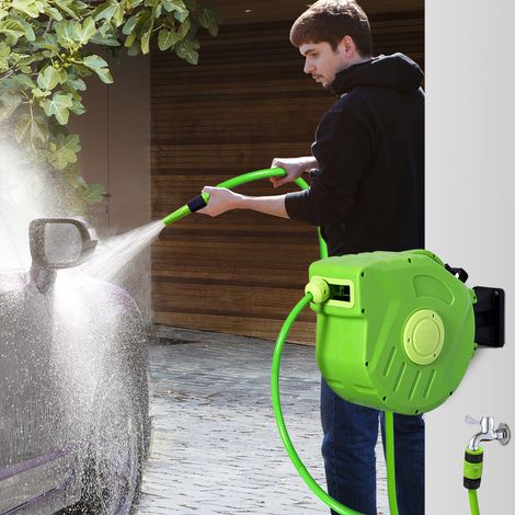 Enrollador de manguera Outsunny para montaje en pared, enrollador giratorio automático de 180°, manguera de 20 + 2 m con boquilla rociadora, soporte de pared integrado, color verde.
