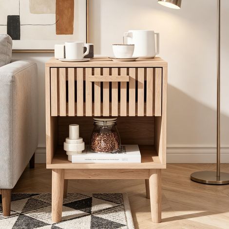 Comodino in legno chiaro - piccolo mobile contenitore moderno e minimalista - cassetti in rete metallica - ripiani a giorno (1/5)