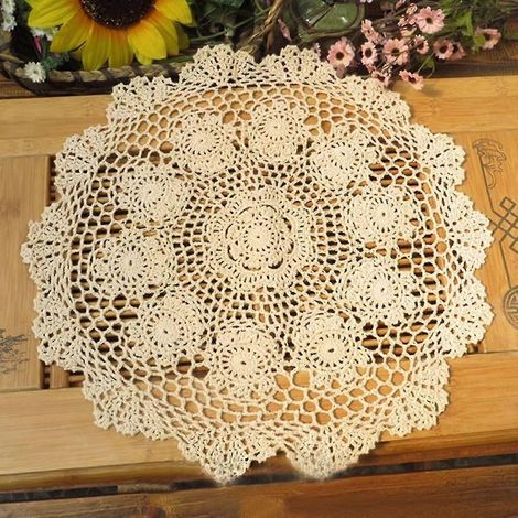 Nappe ronde en coton blanc, dentelle crochetée à la main, faite main.