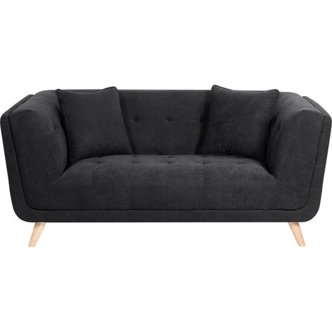 Divano a 2 posti in tessuto con cuscini decorativi, gambe in legno e trapuntatura decorativa nero Habo (1/5)