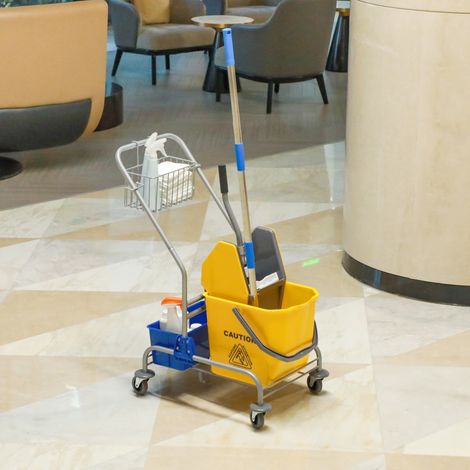 Carrello per le pulizie con secchi per mocio da 25 litri, strizzatore, secchio e ripiani per hotel e ufficio, 72x49,5x95 cm, giallo.