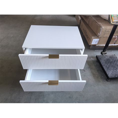 Table de nuit blanche, avec un motif ondulé et 2 tiroirs. Table de nuit pour chambre à coucher. Table de nuit moderne, dotée de pieds en métal. Un article parfait. (1/5)