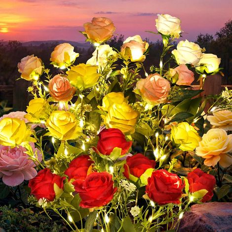 Paquete de 4 luces solares exteriores con forma de rosa, impermeables, con estaca para jardín (multicolor) (1/3)