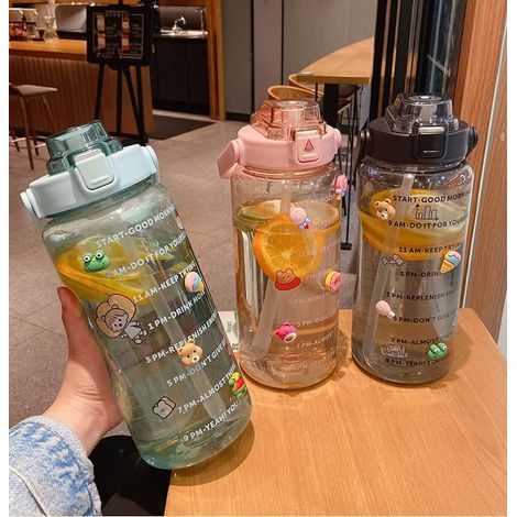 Riesige, transparente Wasserflasche (2 l) mit Zeitanzeige, Strohhalm und Aufklebern, pinke, tragbare Wasserflasche für Sport