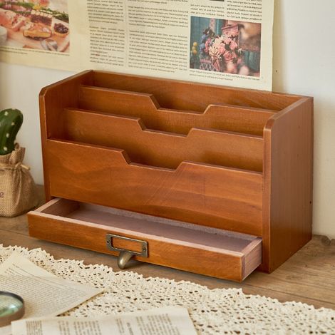 Un meuble de rangement en bois avec tiroirs, idéal pour ranger des produits de soin, des magazines, des livres et des fournitures de bureau. (1/5)