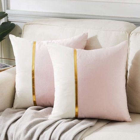 Lot de 2 housses de coussin décoratives 45 x 45 cm pour salon, canapé ou chambre, patchwork de velours rose poudré et blanc avec finitions en cuir doré, décoration intérieure moderne et luxueuse. (1/5)