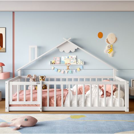 Lit enfant 90/190 cm blanc en pin et MDF, style maisonnette avec barrière verrouillable (1/5)