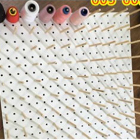 Panneau perforé auto-adhésif pour couture avec 25 crochets en bois, 30 x 30 cm, panneaux de rangement multifonctionnels blancs (1/5)