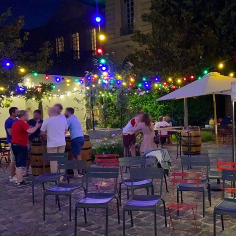 Skylantern – 10 m lange Lichterkette für den Außenbereich, IP65 – 10 austauschbare E27-Mehrfarbenbirnen – Verlängerbar bis zu 100 m – Festliche Dekoration für Terrasse und Garten (1/5)