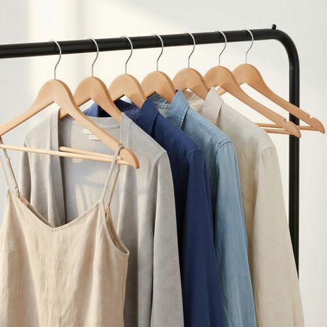 Cintres en bois, lot de 50, cintres en bois massif, encoches, antidérapants, crochet rotatif à 360°, pour costumes et chemises, couleur bois-argenté (1/5)