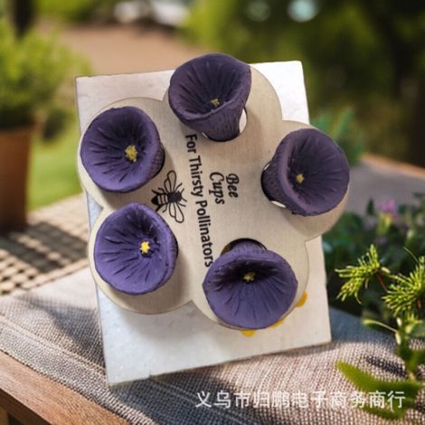 Bienentrog in Form einer violetten Blüte, ökologischer Wasserspender für bestäubende Insekten, dekoratives und funktionelles Garten-Zubehör für den Außenbereich