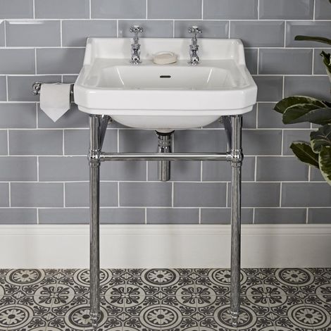 Hudson Reed – Lavabo sur colonne céramique blanche 56cm – 2 trous robinetterie 35mm – Console porte-serviettes acier inoxydable chromé – Rétro élégant (1/5)