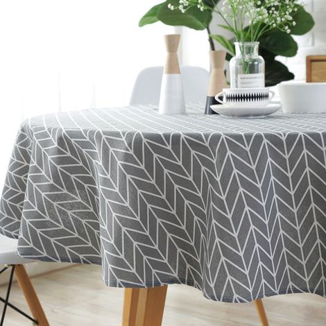 Runde Tischdecke im nordeuropäischen Stil aus Tergal-Baumwoll-Mischgewebe, bedruckt mit mehrfarbigen Dreiecken, weißen Linien und grauen Pfeilen. (1/2)