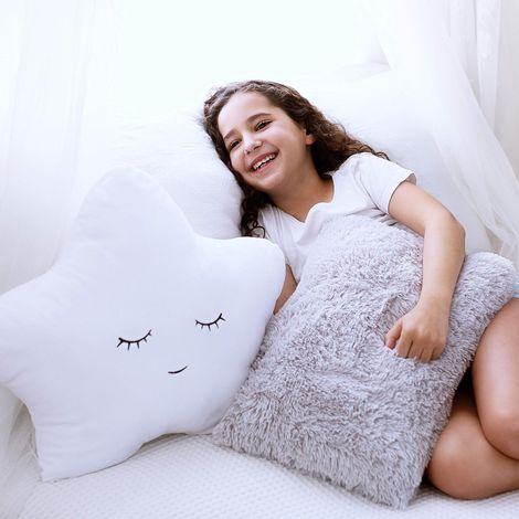 Lot de 2 oreillers décoratifs pour chambre d'enfant - Motif étoiles blanches brodées et grises en fourrure synthétique - Oreiller en peluche douce pour chambre d'enfant et d'adolescente (1/5)