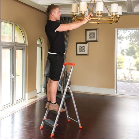 SONGMICS Scaletta a 3 Gradini, Scala in Lega di Alluminio, 12 cm Larghi Gradini con Marezzature, Antiscivolo, Corrimano e Portautensili, Portata 150 kg, Nero e Arancione (1/5)