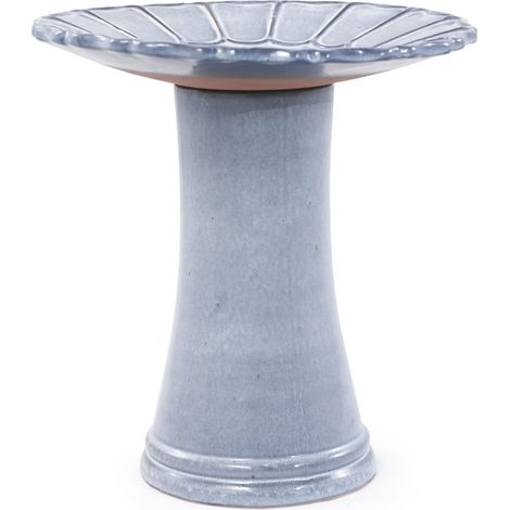 Bain d'oiseaux en céramique artisanale (Ø 43 cm, hauteur 45 cm), bleu-gris clair brillant avec motifs floraux sur la vasque, résistant aux intempéries et au gel, pour jardin, terrasse et balcon. (1/5)