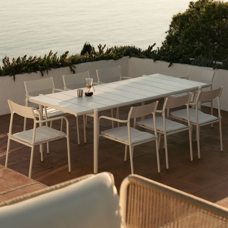 SKLUM Rechteckiger Gartentisch-Set 235x105 cm mit 8 stapelbaren Stühlen aus Stahl Tossa Gardenia Weiß