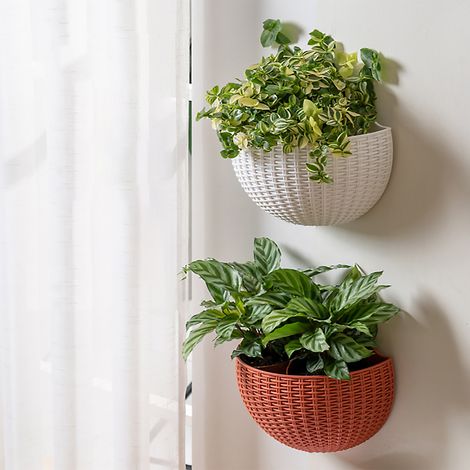 Halbkreisförmiger, wandmontierter PP-Pflanztopf mit Rattan-Imitation, doppeltem Bewässerungssystem, 2 Stück 26 x 20,5 cm, ziegelrot, mit 2 S-Haken für den Innen- und Außenbereich (1/5)