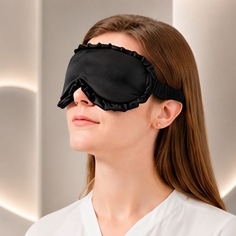 Masque de sommeil noir effet soie pour femme, orné de volants, masque occultant doux, sangle ajustable pour la maison et les voyages (1/2)
