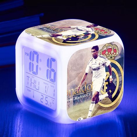Coupe du Monde de la FIFA – Réveil numérique à l'effigie de Ronaldo (C), lumière multicolore