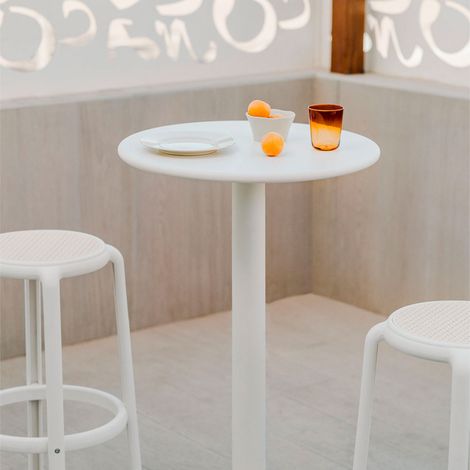 Ensemble table haute ronde Ø60 cm Mizzi et 2 tabourets de jardin en métal Omara SKLUM Blanc Gardenia (1/5)