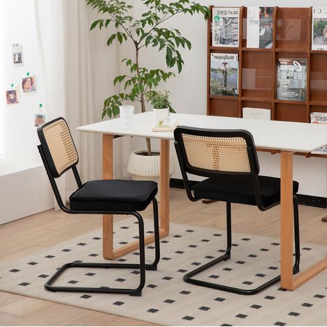 Set di 2 sedie da pranzo in acciaio cromato e rattan nero, impilabili (1/5)