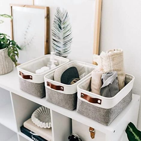 Une petite boîte de rangement en tissu, mesurant 40302cm.