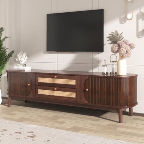 Meuble TV en mélange de bois naturel avec portes et tiroirs. Meuble TV avec côtés en rotin. Solution de rangement, style maison de campagne naturelle (1/5)