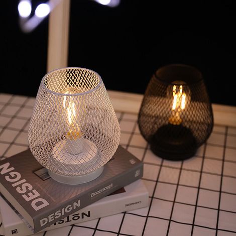 Lot de 2 mini lampes de table rétro en forme de cage métal lampe a poser salon avec base en bois 18cm de haut Éclairage géométrique sans fil à piles Décoration intérieur extérieur (Noir + blanc) (1/5)