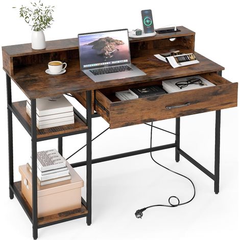 COSTWAY Scrivania Salvasapzio per Computer con Stazione di Ricarica 106 x 48 cm, Mensola sopra Tavolo, Cassetto e Libreria Laterale a 2 Ripiani, Tavolo Industriale per Ufficio e Casa (Marrone Rustico) (1/5)