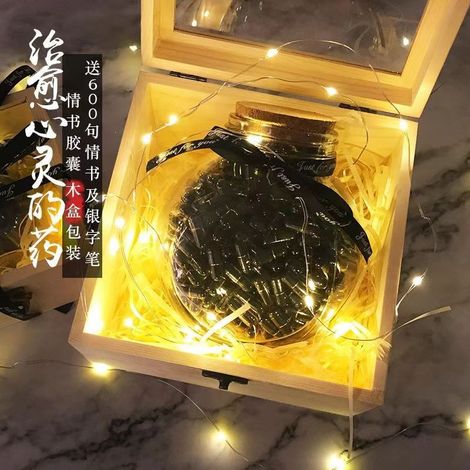 Valentine's Day gift for your boyfriend: a heartfelt love capsule set with a wooden box and 101 transparent capsules in black paper.