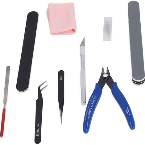 Kit d'outils de modélisme comprenant pinces, brucelles, lime, couteau à sculpter et autres outils pour l'impression 3D et le bricolage.
