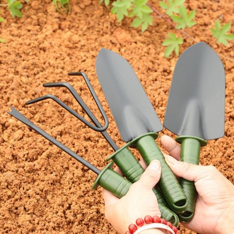 Ein vierteiliges Gartengeräte-Set – bestehend aus einer Schaufel zum Pflanzen von Blumen und Gemüse, einer Gartenkelle zum Jäten und einem Gartenrechen. (1/2)