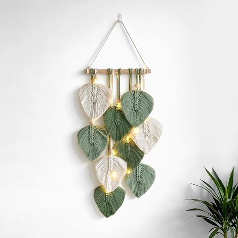 Décoration murale en macramé - Décoration murale bohème - Guirlande avec LED 3M + peigne - Combinée avec des perles en bois et des feuilles vertes - Idéale pour chambre à coucher, salon (1/5)