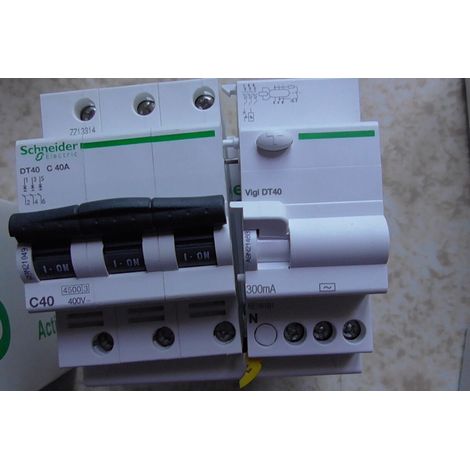 DT40 3P 40A 300mA-AC SCHNEIDER A9N21049 DIFFERENTIEL